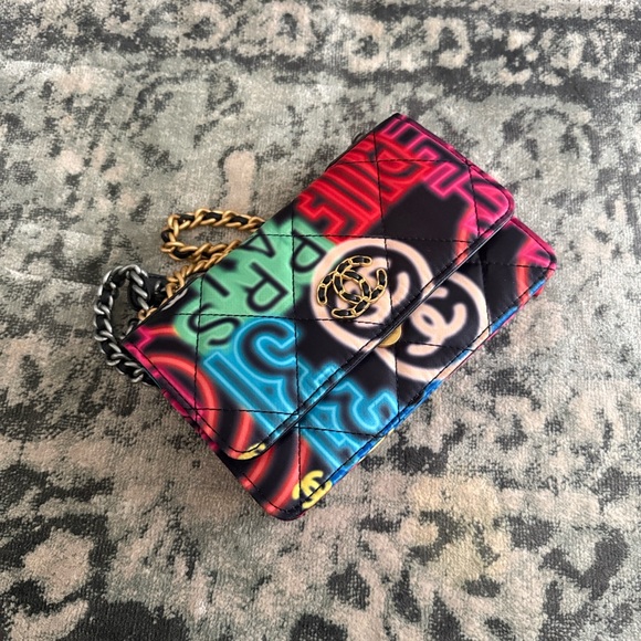 Beautiful new multi color bag with silver and gold chain - Picture 11 of 12